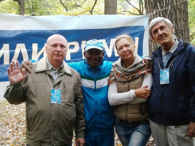 "Над мирным небом облака"